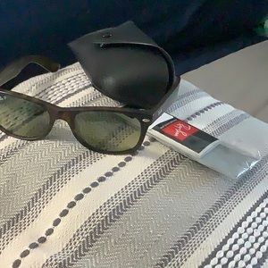 Women’s Ray Bans w/ case n cloth